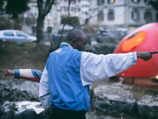 Bega Kwa Bega – Épaule contre épaule